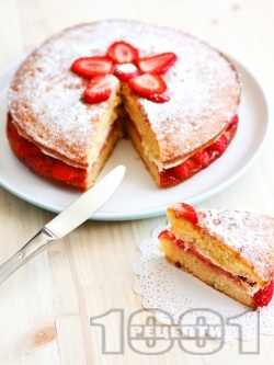 Лесна торта с мармалад от ягоди и сметана - снимка на рецептата